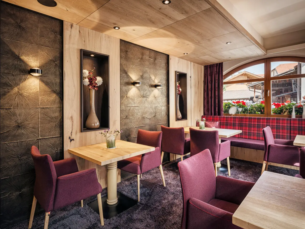 Alpin Resort Stubaier Hof****s in Fulpmes – Modern alpiner Restaurantbereich mit gemütlichen Sitzecken | Wellnesshotel Stubaital