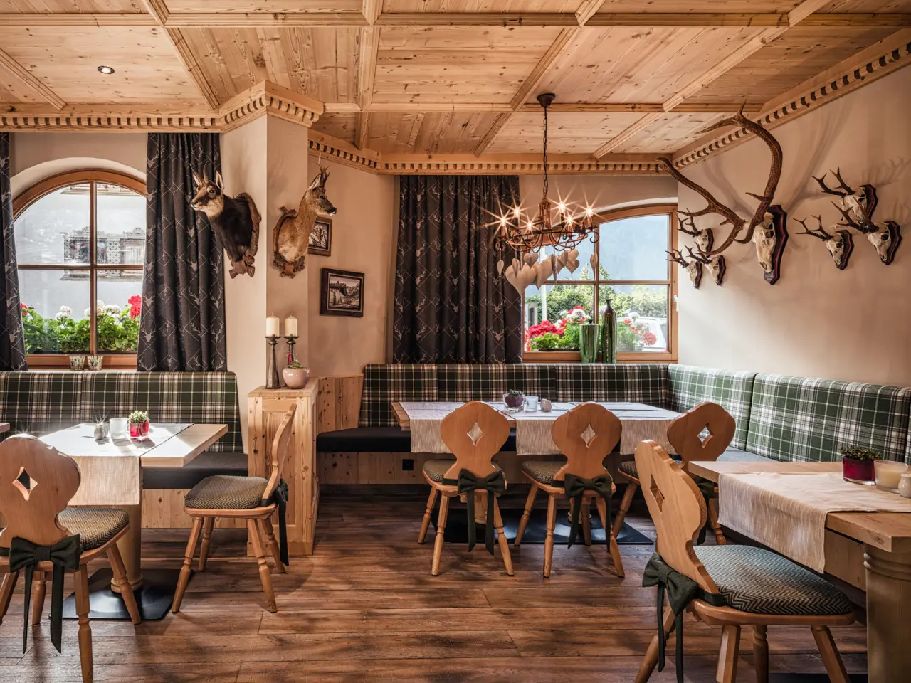 Alpin Resort Stubaier Hof****s in Fulpmes – Gemütlicher Restaurantbereich mit traditionellem Dekor und Fensterblick | Wellnesshotel Stubaital