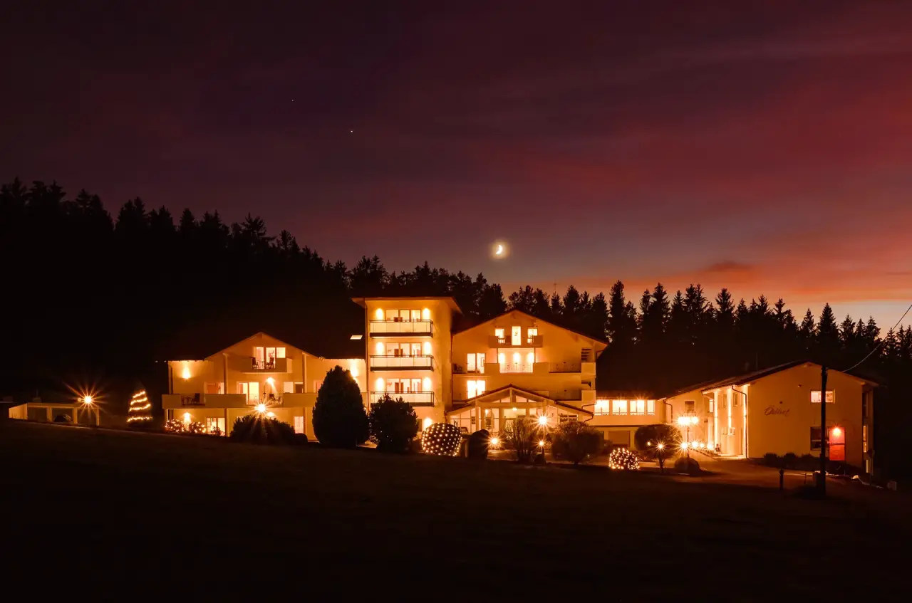 Hotel Ödhof in Böbrach bei Bodenmais – Beleuchtete Hotelfassade bei Nacht | Wellnesshotel Bayerischer Wald