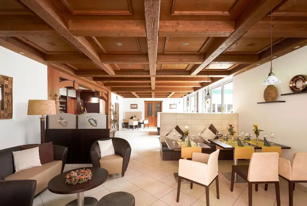 Hotel Ödhof in Böbrach bei Bodenmais – Gemütlicher Restaurantbereich mit Holzbalkendecke | Wellnesshotel Bayerischer Wald