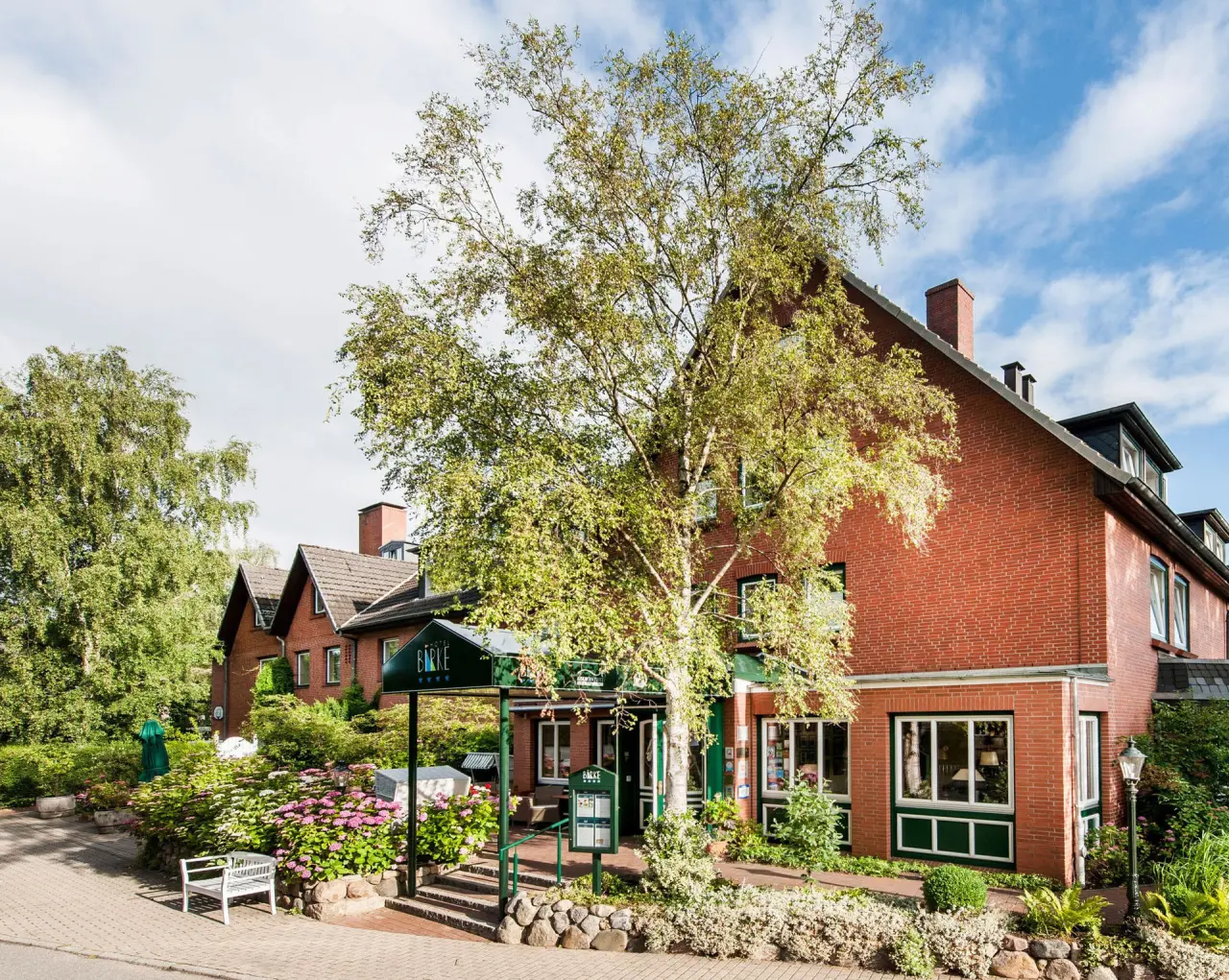 Hotel Birke in Kiel – Traditionelles rotes Backsteingebäude mit grüner Umgebung | Wellnesshotel Schleswig-Holstein