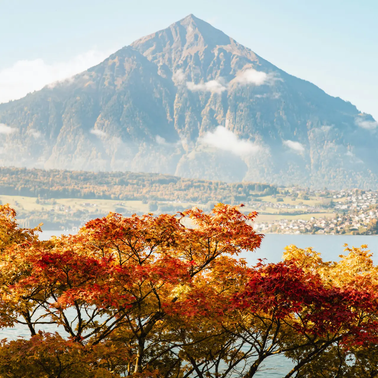 BEATUS Wellness- & Spa-Hotel in Merligen – Herbstlandschaft mit Niesen und Thunersee | Wellnesshotel Thunersee