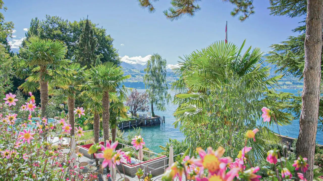 BEATUS Wellness- & Spa-Hotel in Merligen – Mediterraner Garten mit Palmen und Thunersee-Panorama | Wellnesshotel Thunersee