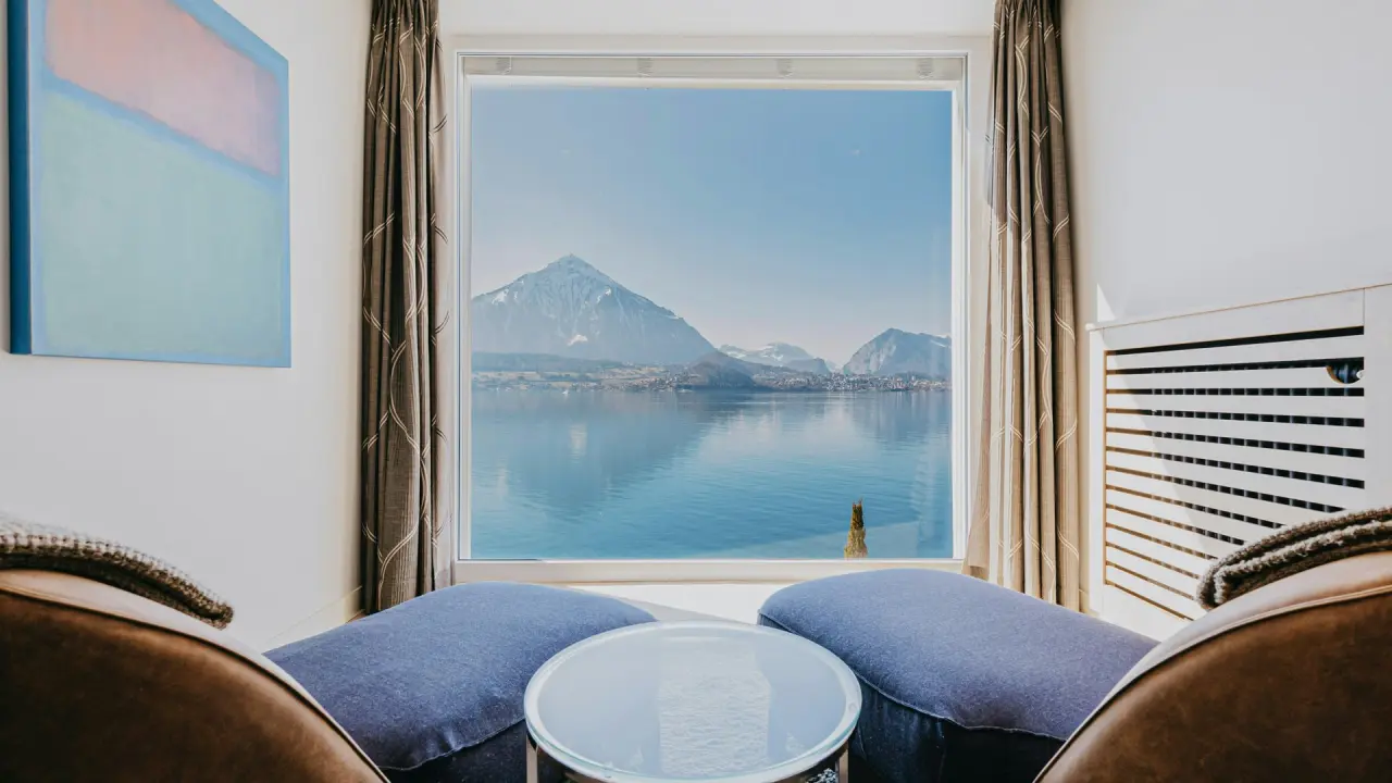BEATUS Wellness- & Spa-Hotel in Merligen – Gemütliche Sitzecke mit Thunersee-Blick im Zimmer | Wellnesshotel Thunersee
