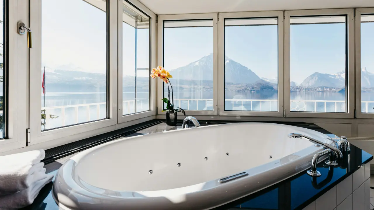 BEATUS Wellness- & Spa-Hotel in Merligen – Badewanne mit Seeblick im Zimmer | Wellnesshotel Thunersee