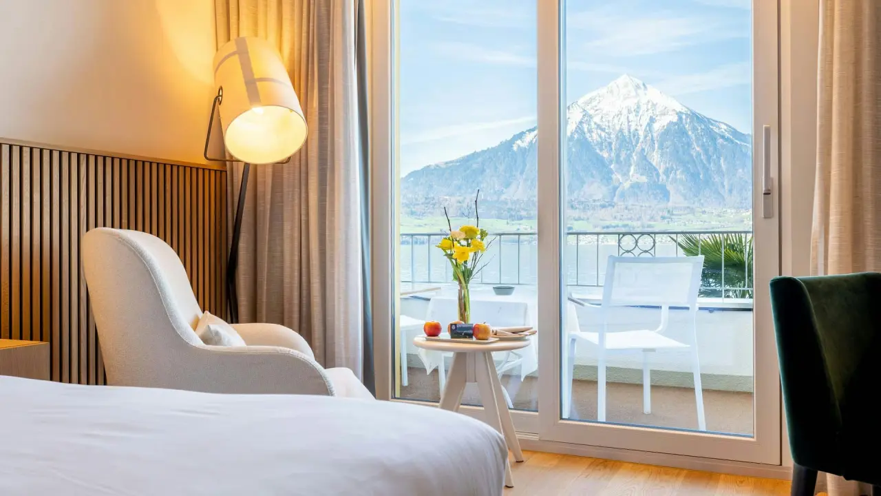 BEATUS Wellness- & Spa-Hotel in Merligen – Helles Hotelzimmer mit Balkon und Bergblick | Wellnesshotel Thunersee