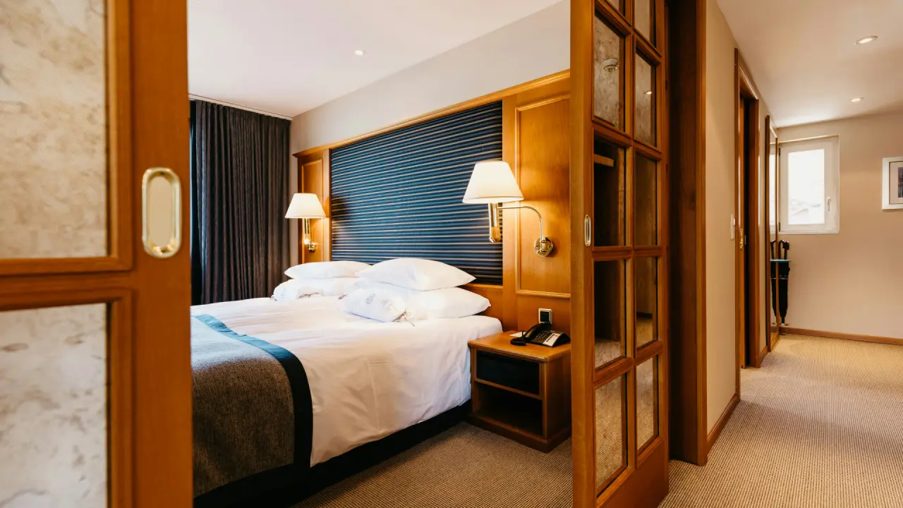 BEATUS Wellness- & Spa-Hotel in Merligen – Gemütliches Schlafzimmer mit Doppelbett | Wellnesshotel Thunersee