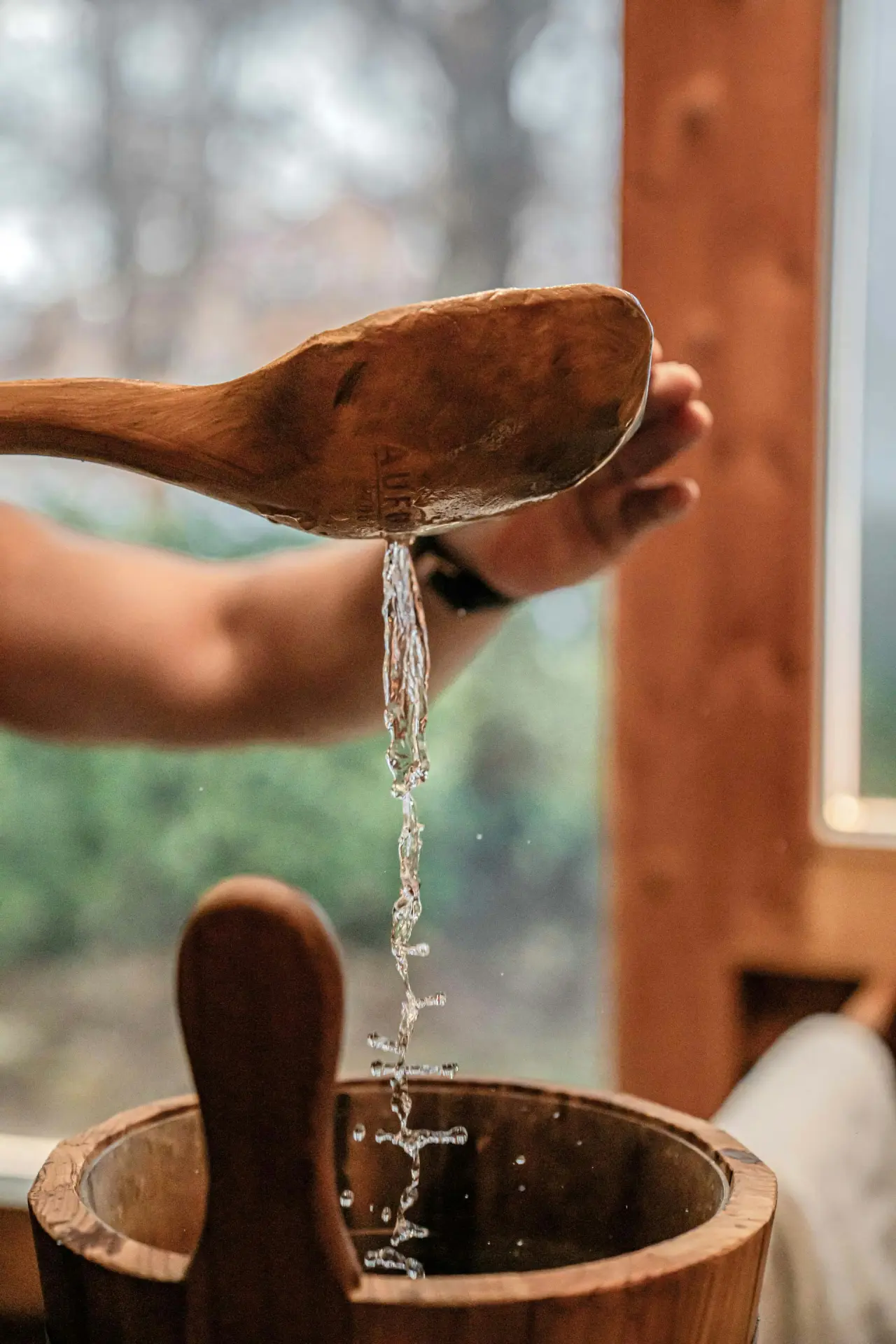 BEATUS Wellness- & Spa-Hotel in Merligen – Aufguss in der Sauna mit Holzkelle und Eimer | Wellnesshotel Thunersee