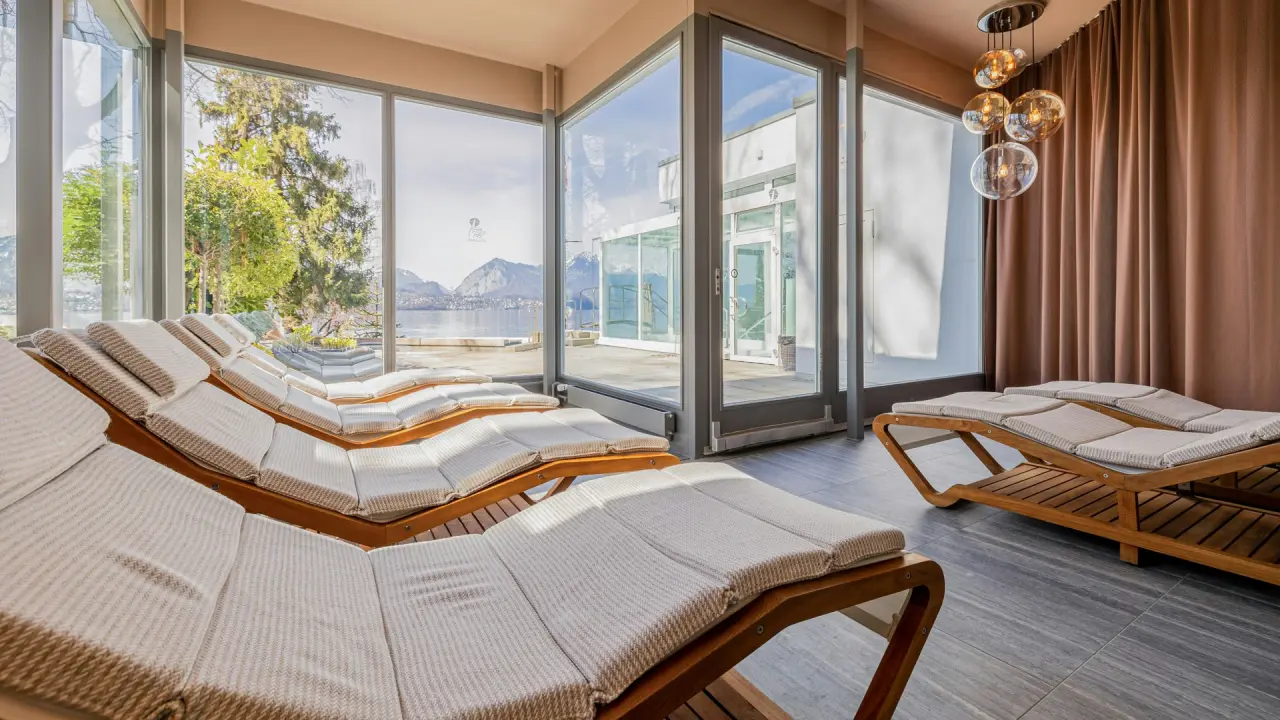 BEATUS Wellness- & Spa-Hotel in Merligen – Ruheraum mit Liegen und Panorama auf den Thunersee | Wellnesshotel Thunersee