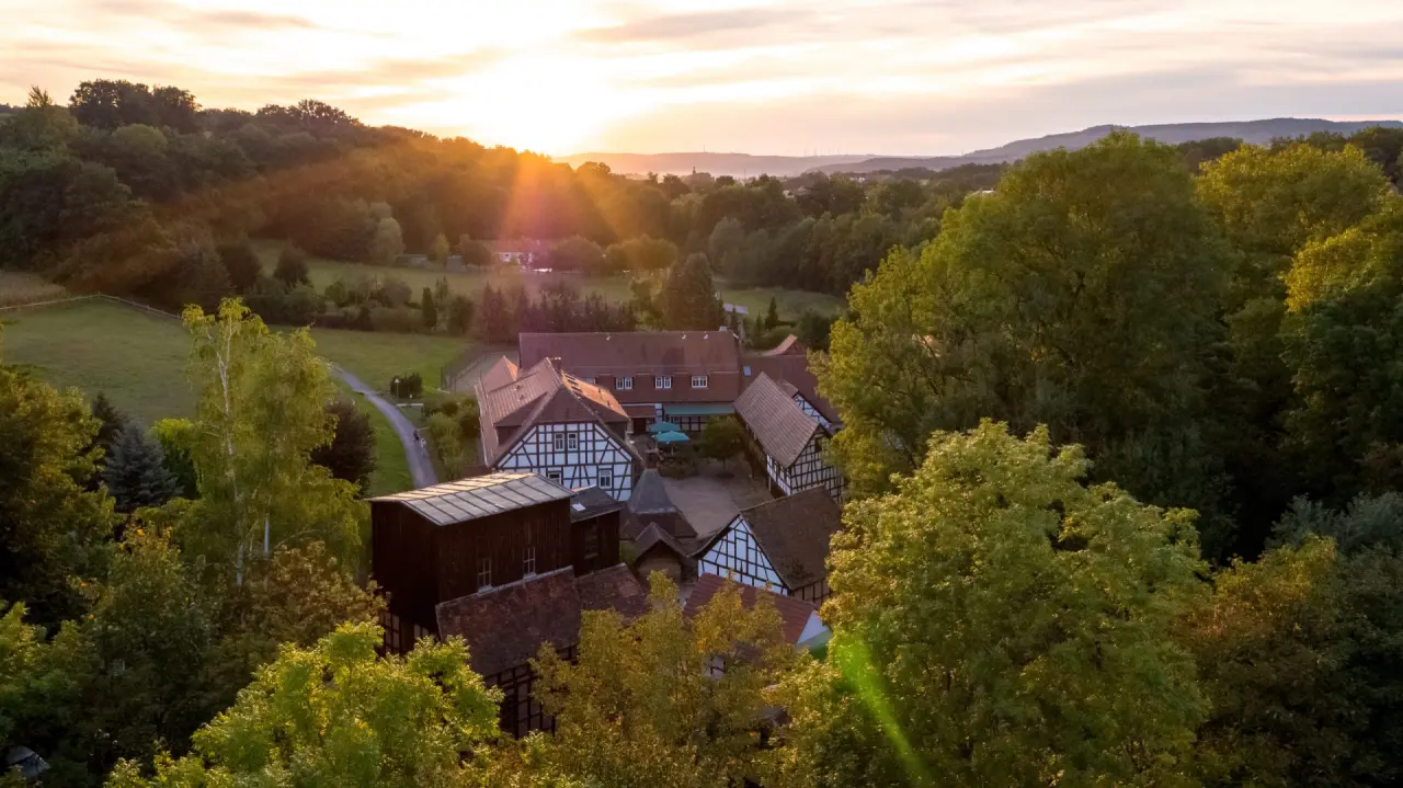 Hotel Hammermühle in Stadtroda – Luftaufnahme des Hotels im Grünen bei Sonnenuntergang | Wellnesshotel Thüringen
