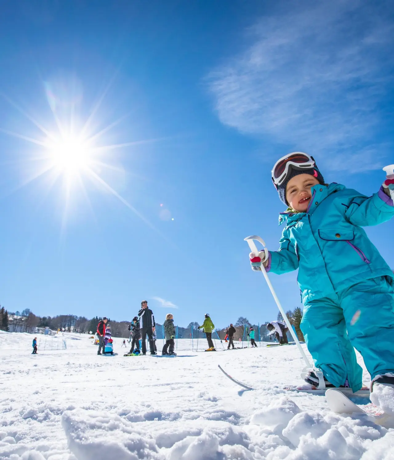 Hotel Elgus Nature Retreat in Brentonico – Kind beim Skifahren im Sonnenschein | Wellnesshotel Trentino