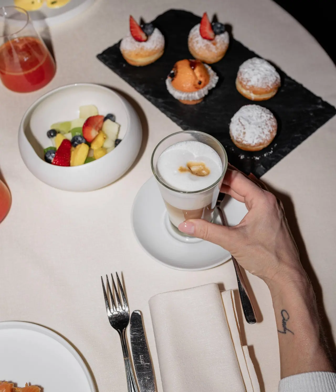 Hotel Elgus Nature Retreat in Brentonico – Reichhaltiges Frühstück mit Kaffee und Gebäck | Wellnesshotel Trentino