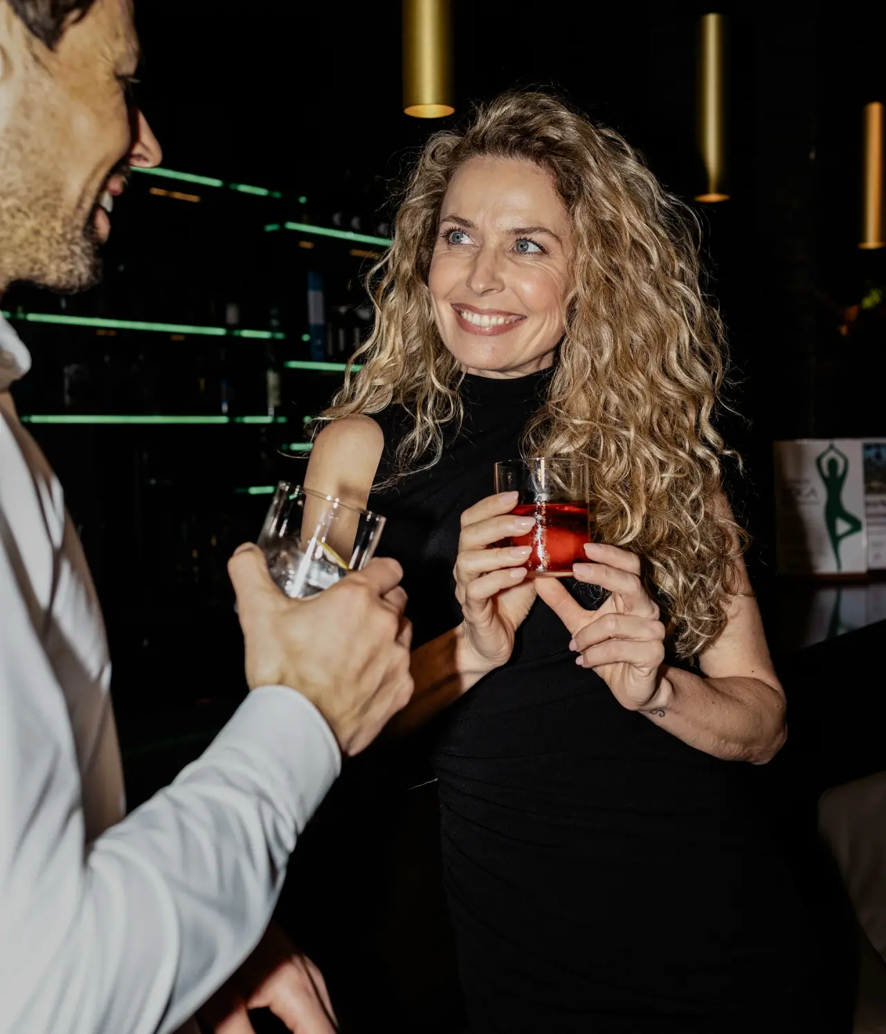 Hotel Elgus Nature Retreat in Brentonico – Paar beim Aperitif an der Hotelbar | Wellnesshotel Trentino