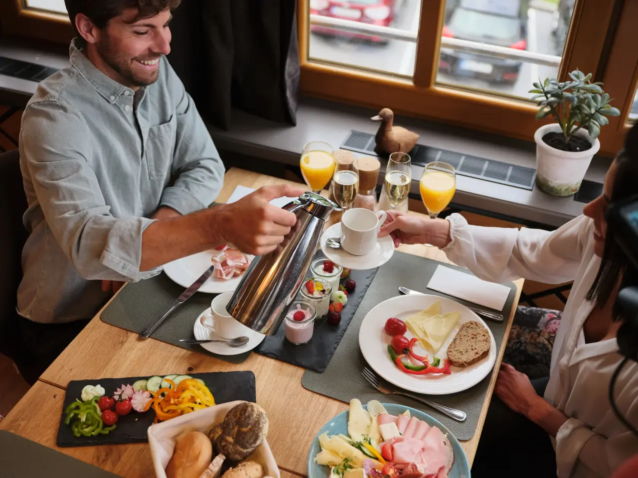 Sporthotel Wagrain in Wagrain – Genussvolles Frühstück für zwei Personen am Tisch | Wellnesshotel Salzburg