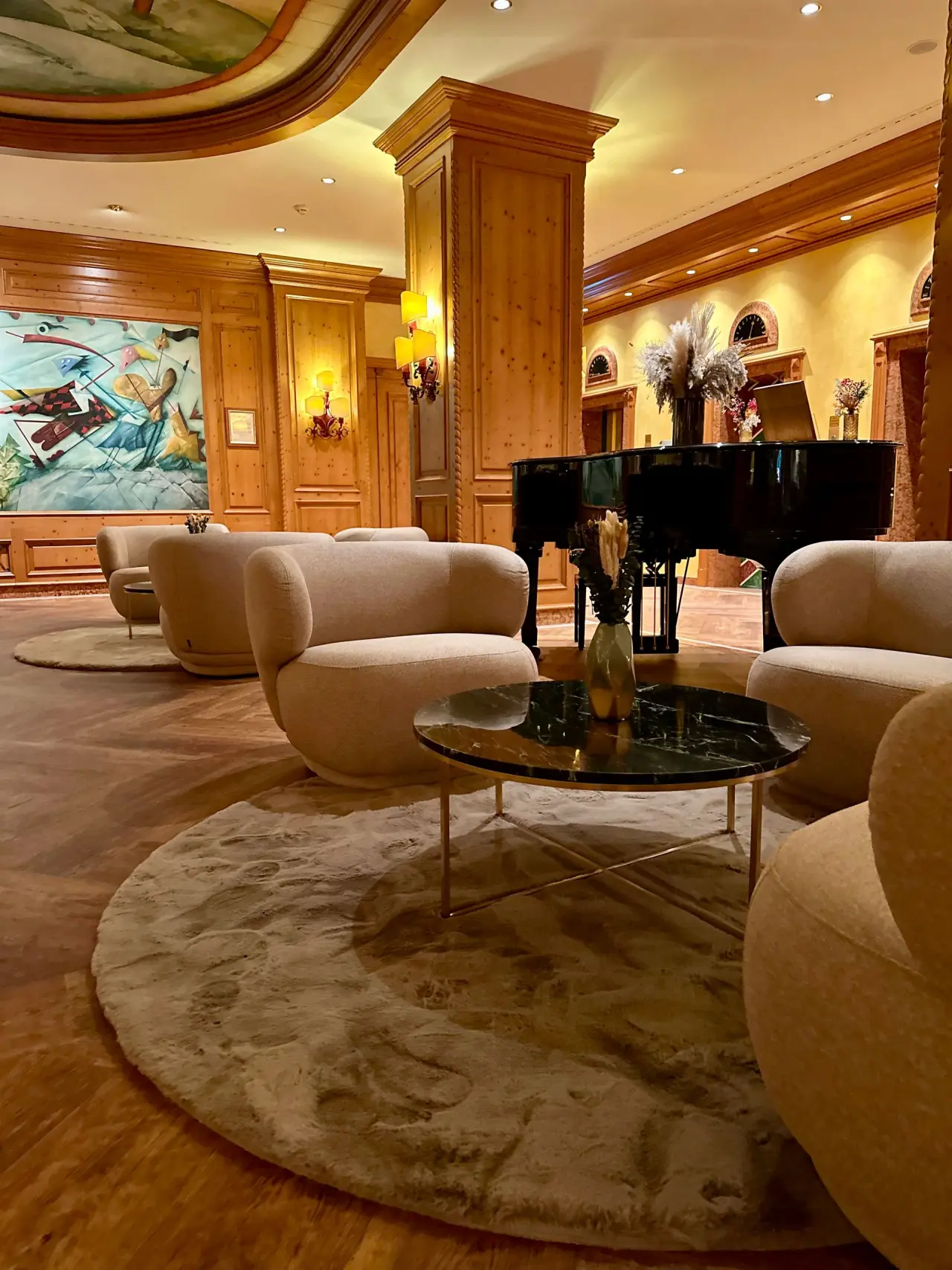 Revita Wellnesshotel in Bad Lauterberg – Elegante Hotellobby mit bequemen Sesseln und Flügel | Wellnesshotel Harz