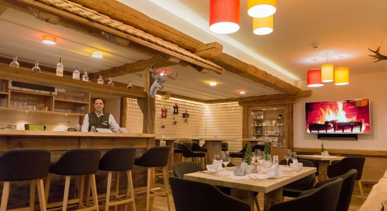 Naturparkhotel Grüner Baum in Muggenbrunn – Gemütliches Restaurant mit Bar und Kamin-TV | Wellnesshotel Schwarzwald
