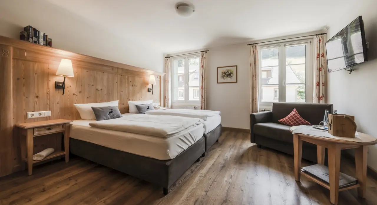 Naturparkhotel Grüner Baum in Muggenbrunn – Komfortables Doppelzimmer mit Holzmöbeln | Wellnesshotel Schwarzwald