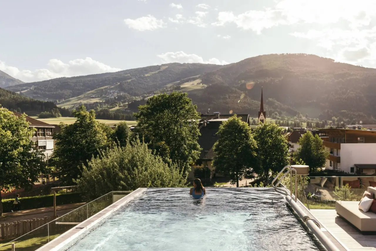 Hotel Fameli in Olang – Infinity-Pool mit Panoramablick auf die Berge | Wellnesshotel Südtirol