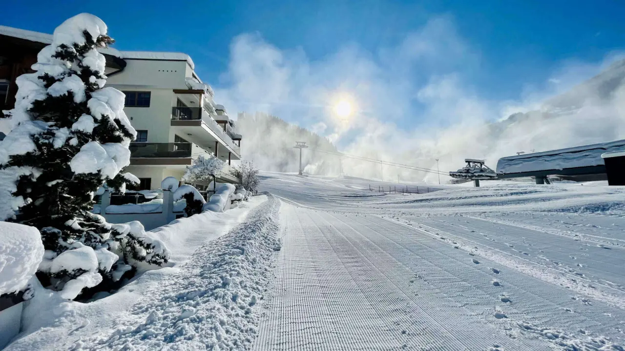 Wellness- & Familienhotel Egger in Hinterglemm – Hotelgebäude an verschneiter Skipiste | Wellnesshotel Salzburger Land