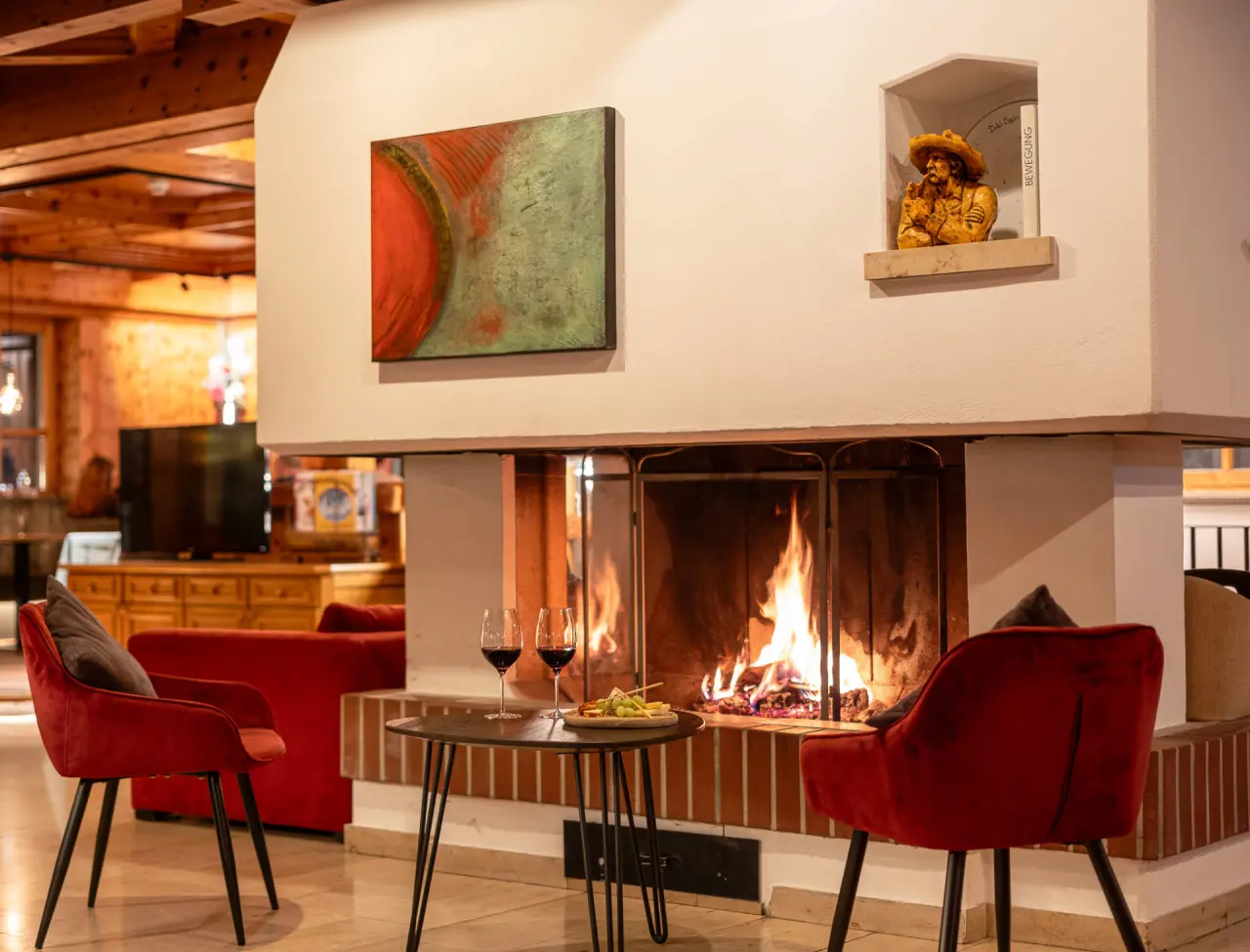 Wellness- & Familienhotel Egger in Hinterglemm – Gemütliche Lobby mit Kamin und Sitzgelegenheiten | Wellnesshotel Salzburger Land