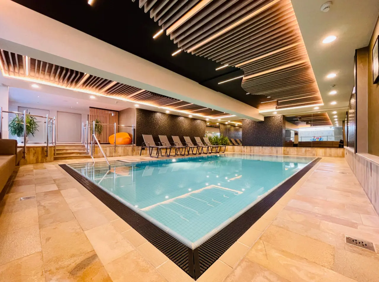 Wellness- & Familienhotel Egger in Hinterglemm – Moderner Innenpool mit Liegebereich | Wellnesshotel Salzburger Land