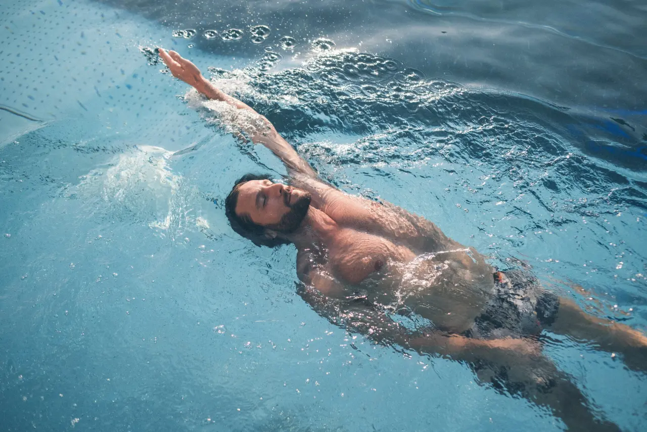 Hotel Eibl-Brunner in Frauenau – Mann schwimmt entspannt im Hotelpool | Wellnesshotel Bayerischer Wald