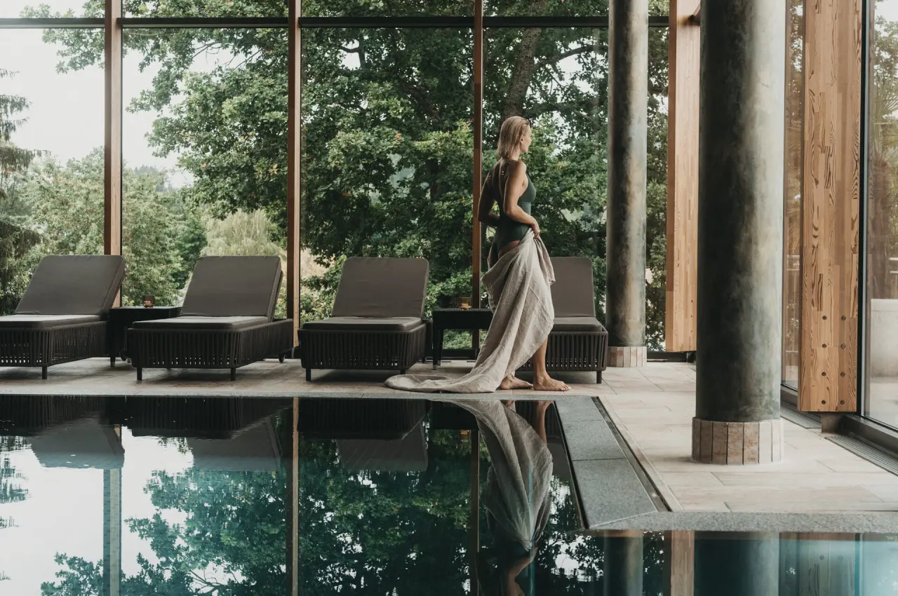 Hotel Eibl-Brunner in Frauenau – Elegante Poollandschaft mit Liegen und Panoramafenstern | Wellnesshotel Bayerischer Wald