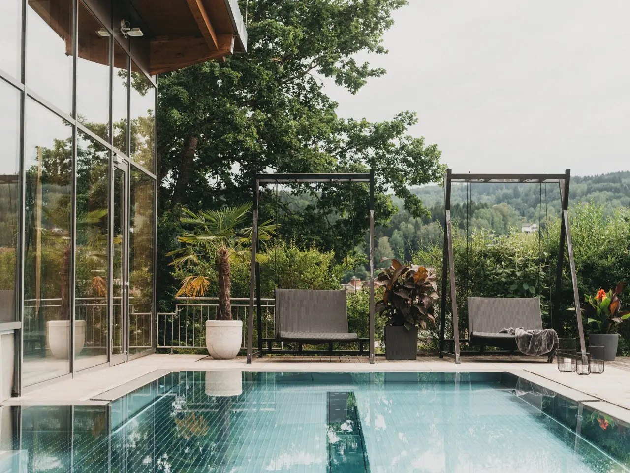 Hotel Eibl-Brunner in Frauenau – Moderner Außenpool mit bequemen Liegen und viel Grün | Wellnesshotel Bayerischer Wald