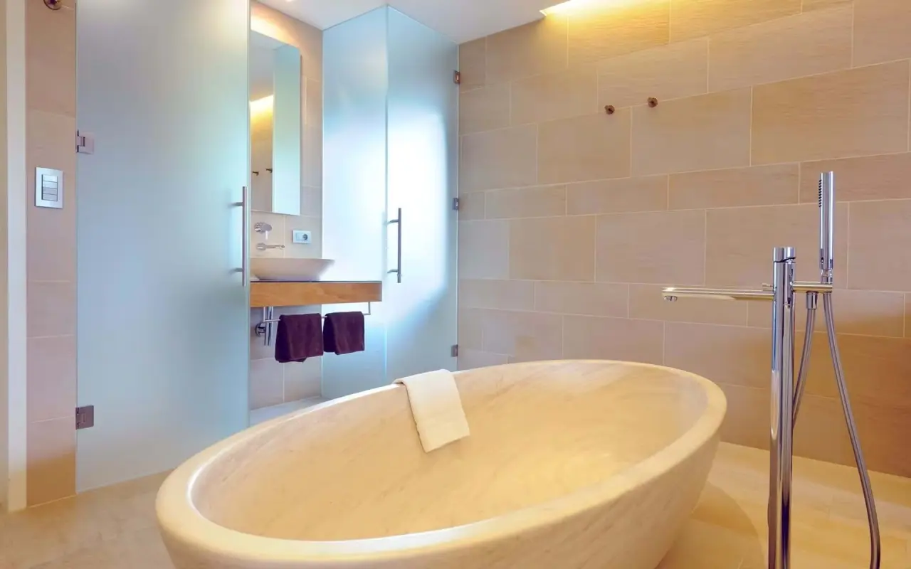 Bio- & Wellnesshotel PAZEIDER in Marling – Modernes Badezimmer mit freistehender Badewanne | Wellnesshotel Südtirol