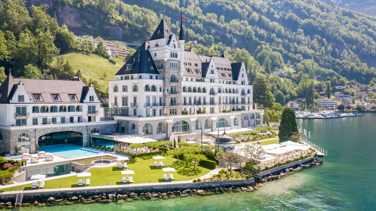 Park Hotel Vitznau in Weggis – Luftaufnahme des Hotels mit See und Pool | Wellnesshotel Zentralschweiz