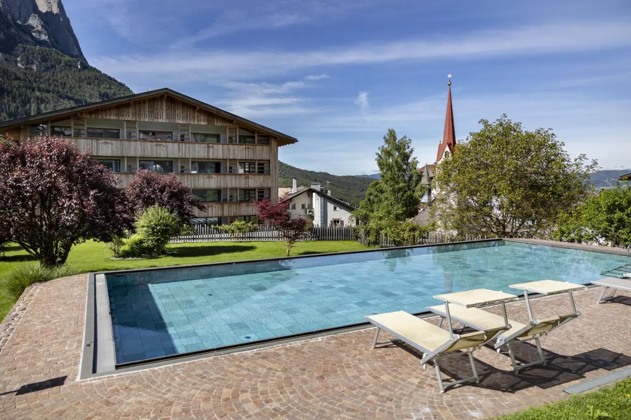 Artnatur Dolomites in Kastelruth – Sommerpool mit Bergblick und Hotel | Wellnesshotel Dolomiten