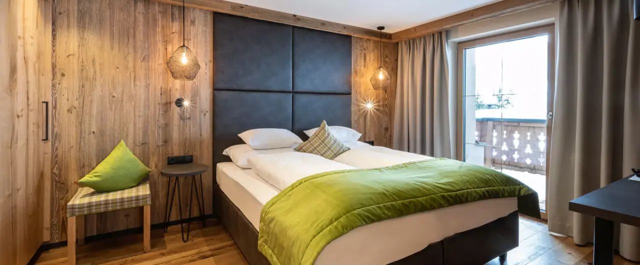 Alpenresort Fluchthorn in Galtür – Komfortables Doppelzimmer mit Holzelementen | Wellnesshotel Paznaun