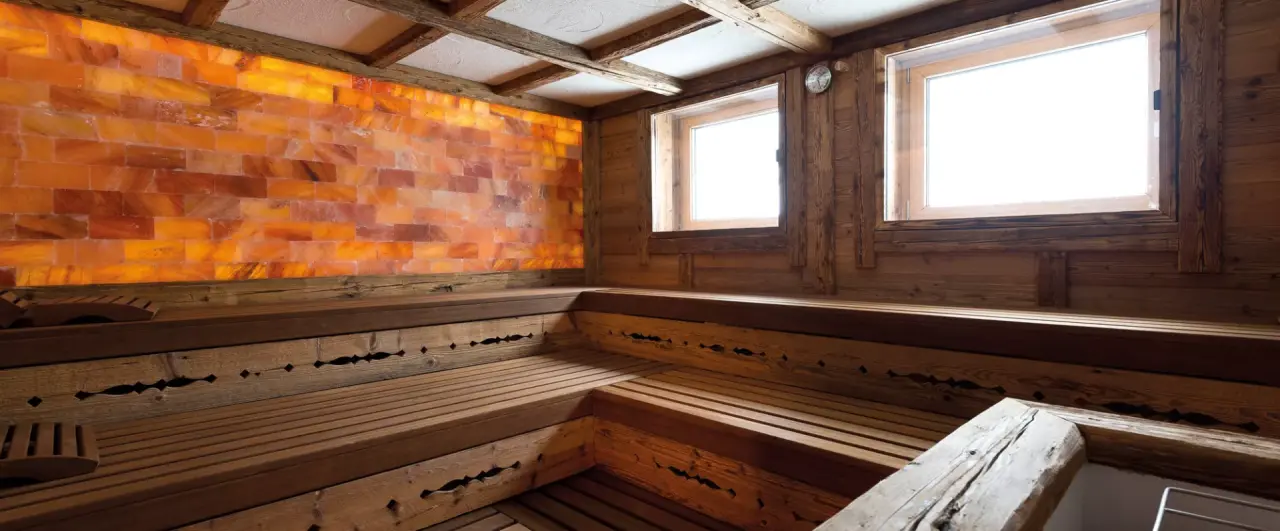 Alpenresort Fluchthorn in Galtür – Salzstein-Sauna mit Holzbänken | Wellnesshotel Paznaun