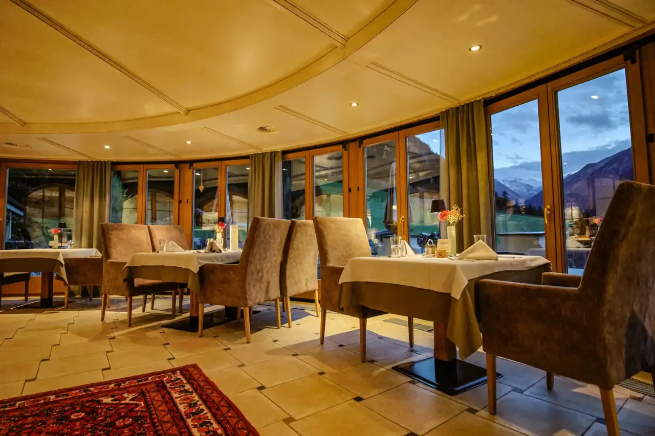 Alpenwellness Hotel Gasteigerhof in Neustift im Stubaital – Helles Restaurant mit Bergblick und Tischen | Wellnesshotel Stubaital