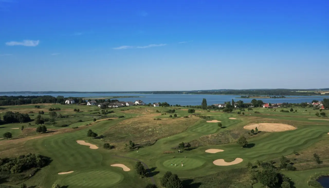 Balmer See - Hotel·Golf·Spa in Benz – Luftaufnahme des Golfplatzes mit Balmer See im Hintergrund | Wellnesshotel Usedom