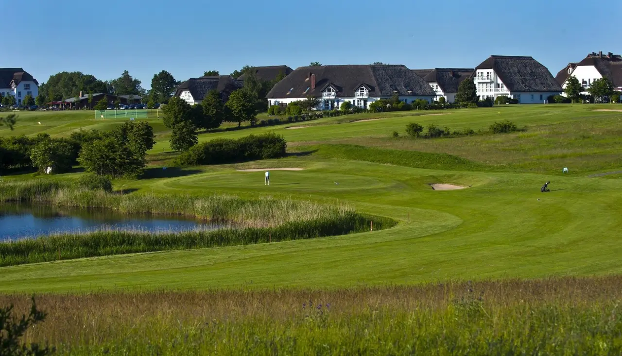 Balmer See - Hotel·Golf·Spa in Benz – Grüne Golfanlage mit Wasserhindernis und Hotelgebäuden | Wellnesshotel Usedom