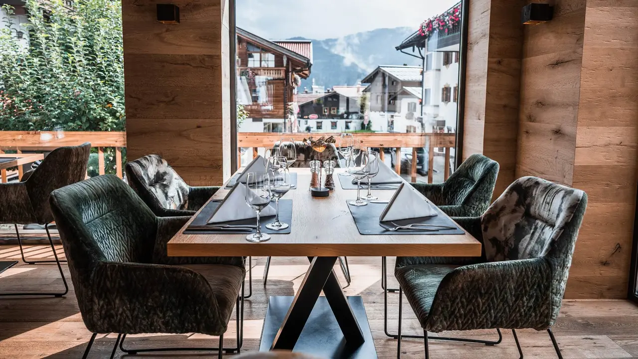 Hotel Unterwirt in Reit im Winkl – Modernes Restaurant mit Blick auf den Ort | Wellnesshotel Chiemgau