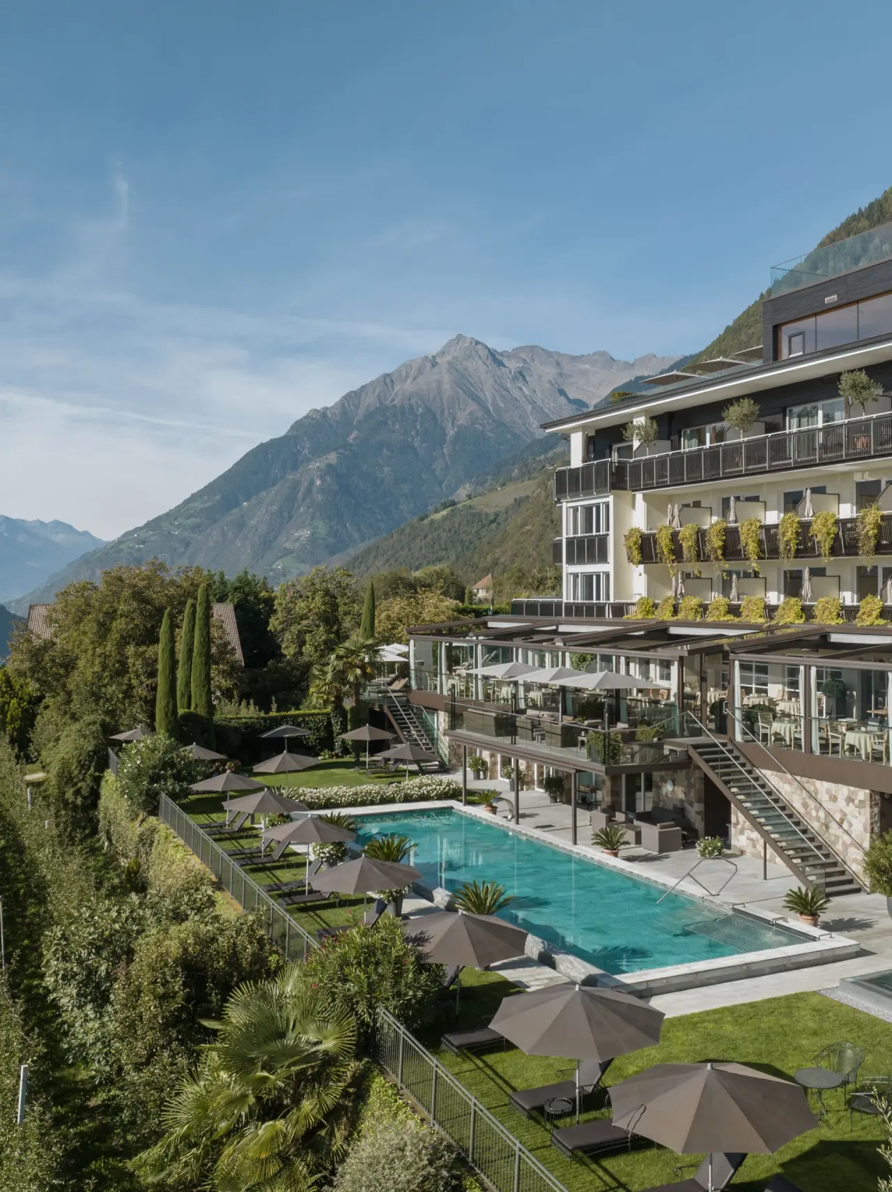 Hotel Patrizia in Tirolo – Außenansicht mit Pool und Alpenpanorama | Wellnesshotel Südtirol