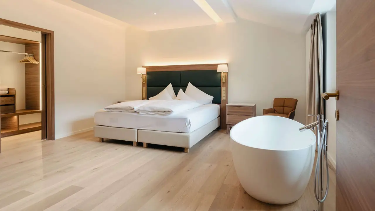 DAS RONACHER Therme & Spa Resort in Bad Kleinkirchheim – Luxuriöses Hotelzimmer mit freistehender Badewanne | Wellnesshotel Kärnten