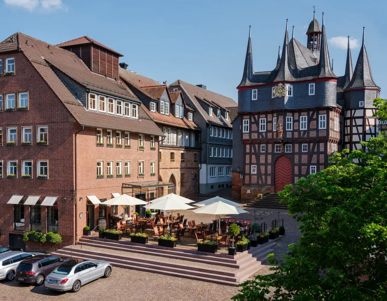 Hotel Die Sonne Frankenberg in Frankenberg – Historischer Marktplatz mit Hotel und Außenterrasse | Wellnesshotel Hessen