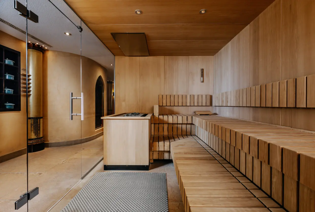 Hotel Die Sonne Frankenberg in Frankenberg – Moderne Holzsauna mit Glasfront im Wellnessbereich | Wellnesshotel Hessen