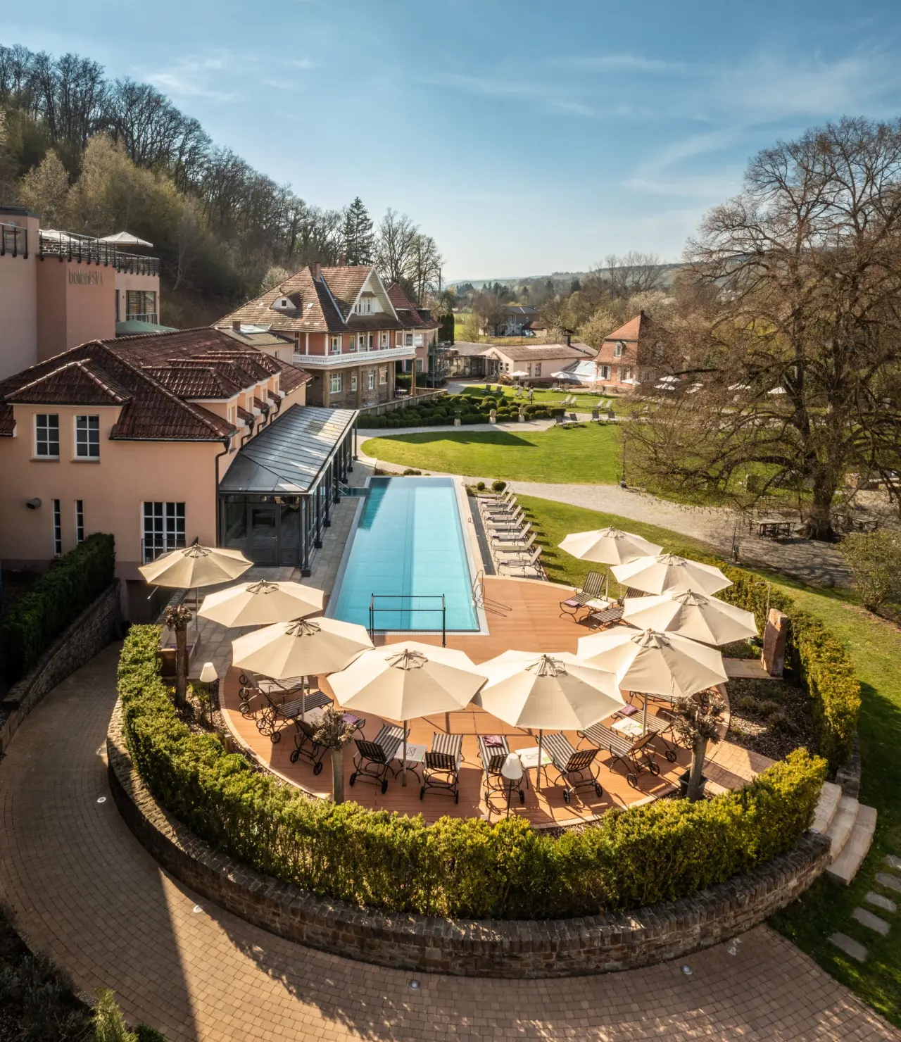 BollAnts Spa im Park in Bad Sobernheim – Hotelanlage mit Außenpool und Liegewiese | Wellnesshotel Nahe