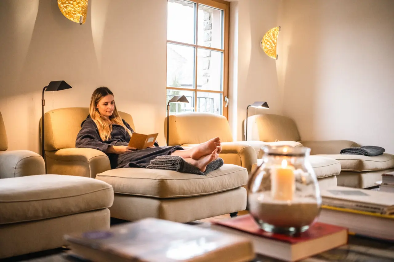 BollAnts Spa im Park in Bad Sobernheim – Entspannungsbereich mit Gast im Bademantel | Wellnesshotel Naheland