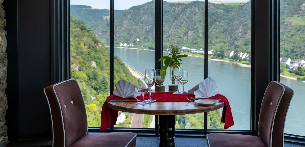 Hotel Schloss Rheinfels in St. Goar – Restaurant mit Panoramablick auf den Rhein und die Landschaft | Wellnesshotel Mittelrhein