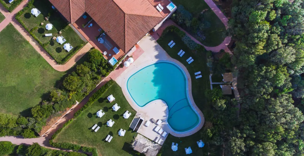 Argentario Lagoon Resort & Spa in Monte Argentario – Luftaufnahme des Außenpools mit Hotelanlage | Wellnesshotel Toskana