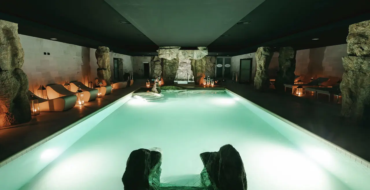 Argentario Lagoon Resort & Spa in Monte Argentario – Geräumiger Indoor-Spa-Poolbereich mit Liegen | Wellnesshotel Toskana