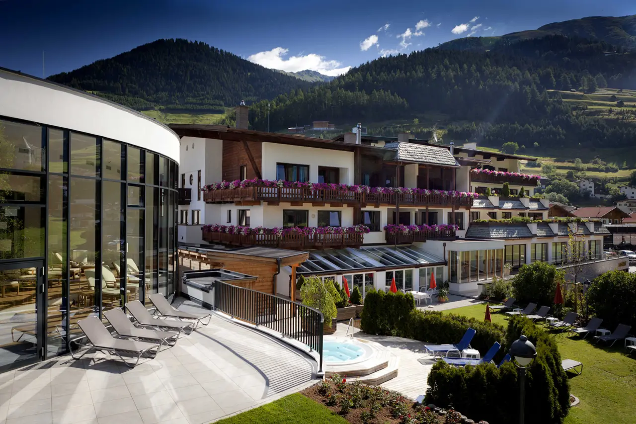 Hotel Mein Almhof in Nauders – Außenansicht mit Whirlpool und Alpenpanorama | Wellnesshotel Tirol