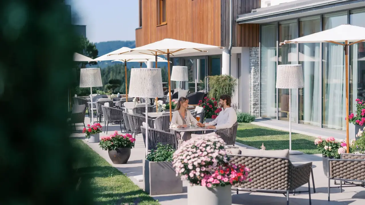 Dorfhotel Fasching in Fischbach – Entspannte Gäste auf der Sonnenterrasse | Wellnesshotel Steiermark