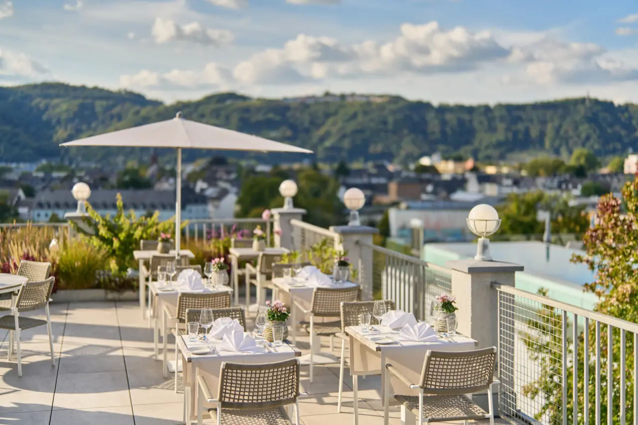 Hotel Villa Hügel in Trier – Sonnenterrasse mit gedeckten Tischen und Panoramablick | Wellnesshotel Mosel