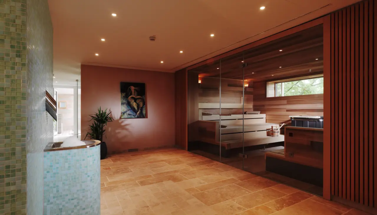 Hotel Villa Hügel in Trier – Moderne Sauna mit Glasfront und Entspannungsbereich | Wellnesshotel Moselregion